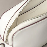 Mala com detalhes em monograma e logotipo