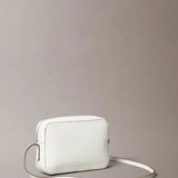 Mala com detalhes em monograma e logotipo