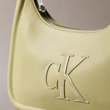 Mala de ombro com monograma em relevo