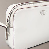 Mala com detalhes em monograma e logotipo