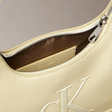 Mala de ombro com monograma em relevo