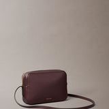 Mala com detalhes em monograma e logotipo