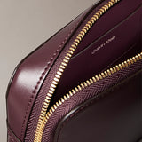 Mala com detalhes em monograma e logotipo