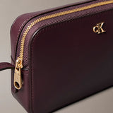 Mala com detalhes em monograma e logotipo