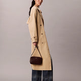 Mala com detalhes em monograma e logotipo