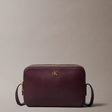 Mala com detalhes em monograma e logotipo