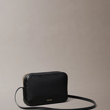 Mala com detalhes em monograma e logotipo