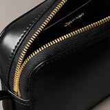 Mala com detalhes em monograma e logotipo