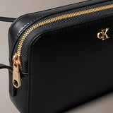 Mala com detalhes em monograma e logotipo