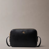 Mala com detalhes em monograma e logotipo