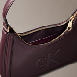 Mala de ombro com monograma em relevo