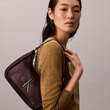 Mala de ombro com monograma em relevo