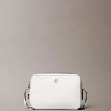 Mala com detalhes em monograma e logotipo